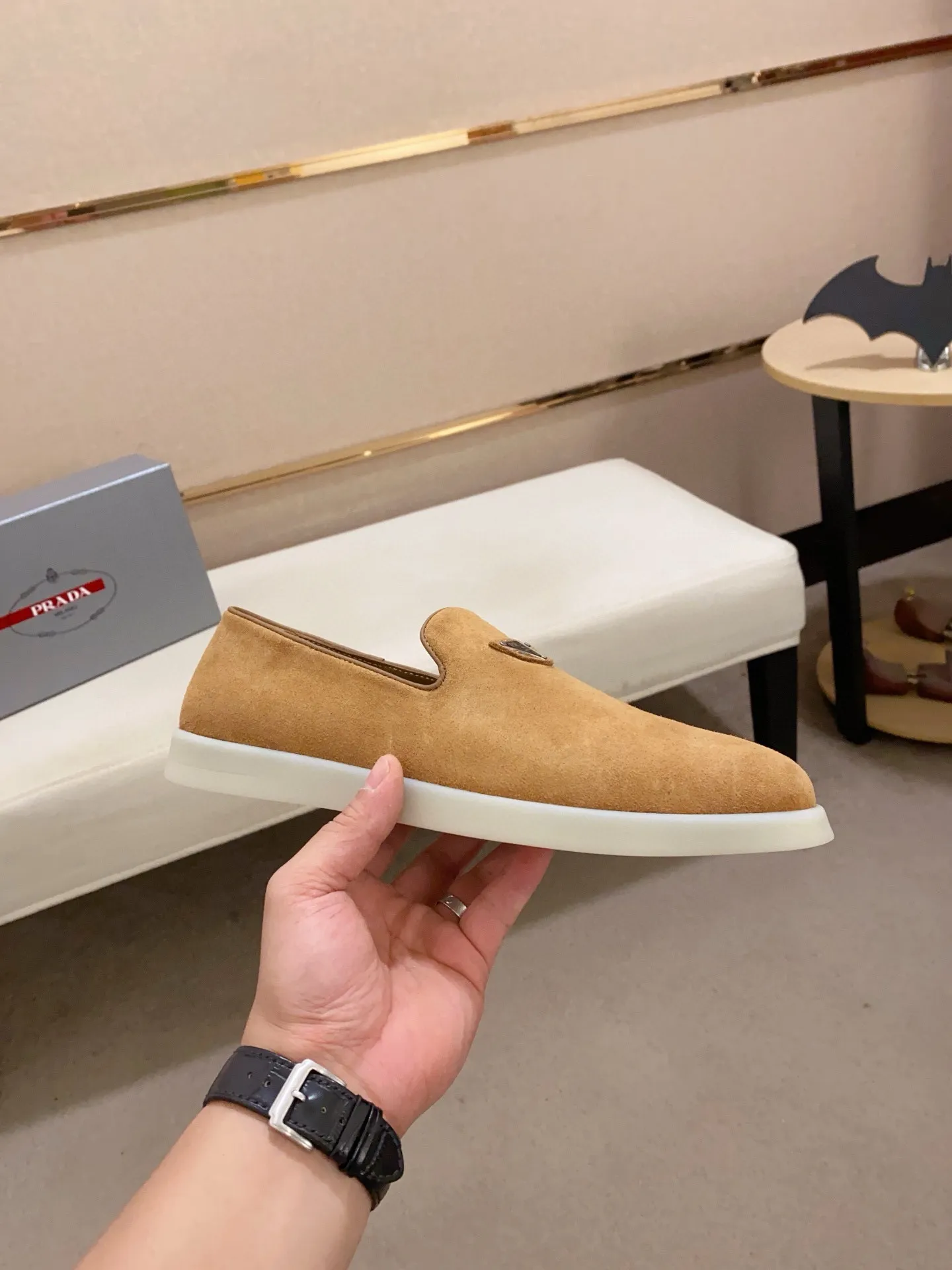 Men's shoes 💰 580💰 ✔️✔️✔️High-quality new PRADA counters are launched at the same time. The new men's shoes and 😘fabrics are selected from high-silk bald cowhide and are made by pure handicrafts. Lining: Full cowhide lining. 👍🏿 High-end ☄️ air-cushion molded anti-slip rubber outsole, exquisite lines, simple and elegant, comfortable and high-end for leisure travel. Code number: 38 to 44 (45 can be customized)